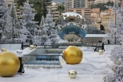 Новый 2014 г. Монако. +13 градусов. Инсталяция из ваты и шаров напротив казино "Монте-Карло"